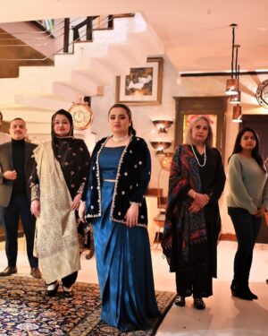 Faiza Saleem Instagram - Starting the new year with super hit drama “Shadi Ke Chay Saal Baad.” 

👗: @mariyamdrizwan 
💄: @beenishparvez_official 
💎: @esfirjewels 
📸: @moizali_photography_official 

#faizasaleem #abuzermk #anniversary #sixyears #wedding #december #family #drama