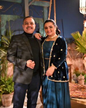 Faiza Saleem Instagram - Starting the new year with super hit drama “Shadi Ke Chay Saal Baad.” 

👗: @mariyamdrizwan 
💄: @beenishparvez_official 
💎: @esfirjewels 
📸: @moizali_photography_official 

#faizasaleem #abuzermk #anniversary #sixyears #wedding #december #family #drama