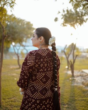 Faiza Saleem Instagram - Wearing this unique colour for the first time ever. What do you think of it? 🤔

👗: @myramadestudio 
💄: @beenishparvez_official 

#faizasaleem #myramade #ootd #desi #karachi #pakistan #fashion