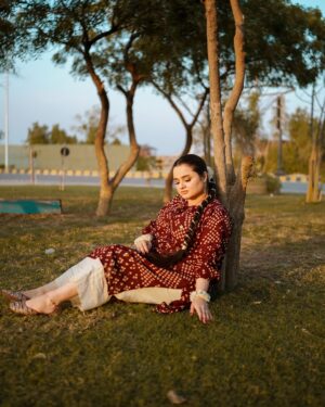 Faiza Saleem Instagram - Wearing this unique colour for the first time ever. What do you think of it? 🤔

👗: @myramadestudio 
💄: @beenishparvez_official 

#faizasaleem #myramade #ootd #desi #karachi #pakistan #fashion