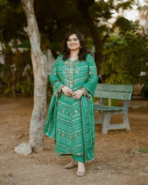 Faiza Saleem Instagram - Green with joy. 💚

Pick your favourite one pls, very confused. 😩

👗: @shemayelofficial 
💄: @beenishparvez_official 
📸: @shahzaibsaadat 

#faizasaleem #fashion #ootd #desi #weddingseason #karachi #pakistan #green #shadi #photooftheday