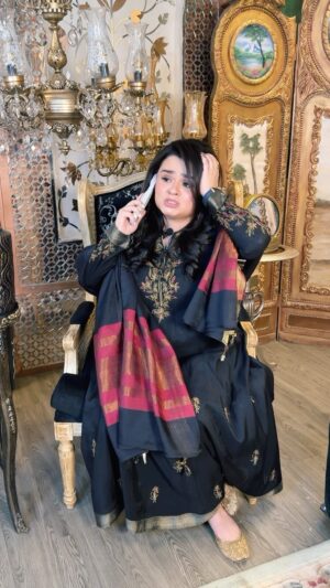 Faiza Saleem Instagram - MASOOMA’S MASOOMIYAT IN BISMIL 😇

👗: @generation_pk 
💄: @faizas.salon 

#faizasaleem #funnyvideos #comedy #pakistanidrama #bismil #hareemfarooq #naumanijaz #saweranadeem #vamp #heroine #golddigger #arydigital