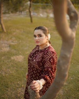 Faiza Saleem Instagram - Wearing this unique colour for the first time ever. What do you think of it? 🤔

👗: @myramadestudio 
💄: @beenishparvez_official 

#faizasaleem #myramade #ootd #desi #karachi #pakistan #fashion