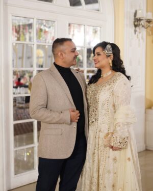 Faiza Saleem Instagram - Ruining all December weddings to celebrate our sixth year anniversary. Shukar Allhamdullilah. Please forgive us, all brides and grooms. No, this is not from our valima. Parso ki hai. 🙈🤣

👗: @sanaabbasofficial 
💄: @beenishparvez_official 
💎: @esfirjewels 
📸: @kbridals.kashifrashid 

#faizasaleem #anniversary #abuzermk #sixthyear #bffs #wedding #december