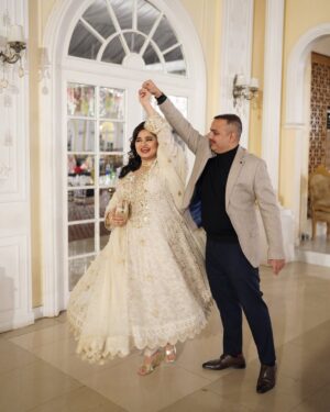Faiza Saleem Instagram - Ruining all December weddings to celebrate our sixth year anniversary. Shukar Allhamdullilah. Please forgive us, all brides and grooms. No, this is not from our valima. Parso ki hai. 🙈🤣

👗: @sanaabbasofficial 
💄: @beenishparvez_official 
💎: @esfirjewels 
📸: @kbridals.kashifrashid 

#faizasaleem #anniversary #abuzermk #sixthyear #bffs #wedding #december
