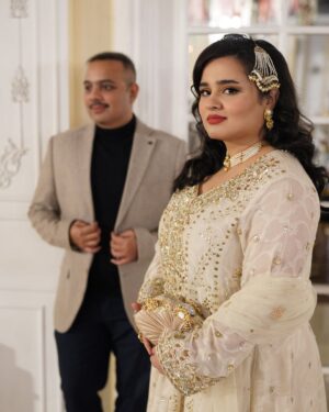 Faiza Saleem Instagram - Ruining all December weddings to celebrate our sixth year anniversary. Shukar Allhamdullilah. Please forgive us, all brides and grooms. No, this is not from our valima. Parso ki hai. 🙈🤣

👗: @sanaabbasofficial 
💄: @beenishparvez_official 
💎: @esfirjewels 
📸: @kbridals.kashifrashid 

#faizasaleem #anniversary #abuzermk #sixthyear #bffs #wedding #december