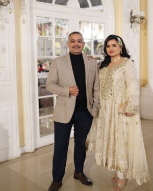 Faiza Saleem Instagram - Ruining all December weddings to celebrate our sixth year anniversary. Shukar Allhamdullilah. Please forgive us, all brides and grooms. No, this is not from our valima. Parso ki hai. 🙈🤣

👗: @sanaabbasofficial 
💄: @beenishparvez_official 
💎: @esfirjewels 
📸: @kbridals.kashifrashid 

#faizasaleem #anniversary #abuzermk #sixthyear #bffs #wedding #december