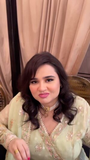 Faiza Saleem Instagram - That embarrassing moment when the host forcefully says ‘theek se lijye ga’ but your plate is already full. Based on several such real life incidents. Has this ever happened with you? 🙈 

💄: @beenishparvez_official 

#faizasaleem #shadi #shadikakhana #host #guest #desiweddings #dinner #awkwardmoments #embarassing #winters