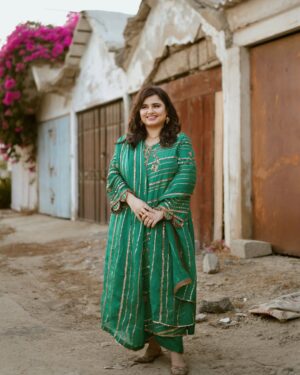 Faiza Saleem Instagram - Green with joy. 💚

Pick your favourite one pls, very confused. 😩

👗: @shemayelofficial 
💄: @beenishparvez_official 
📸: @shahzaibsaadat 

#faizasaleem #fashion #ootd #desi #weddingseason #karachi #pakistan #green #shadi #photooftheday