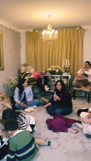 Faiza Saleem Instagram - The noise. The mess. The laughter. The tears. The madness and magic of family reunions. 😍

#faizasaleem #family #chaos #london #england #familyreunion #familywedding #love #laugter