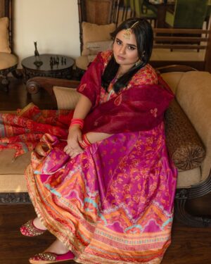 Faiza Saleem Instagram - Tum humko bhool na jaana.😏

👗: @amnaarshadofficial 
💄: @beenishparvez_official 
📸: @yellowjacketstudio 

#faizasaleem #ootd #amnaarshad #fashion #shoot #karachi #pakistan