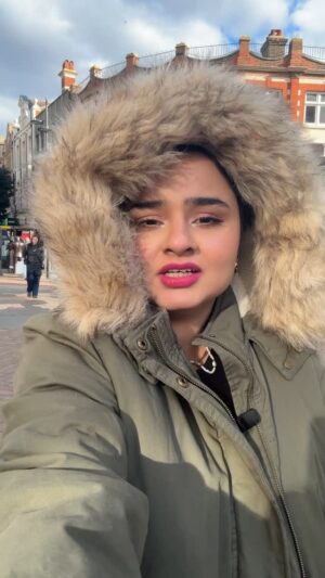 Faiza Saleem Instagram - LONDON VERSUS KARACHI 📱

#faizasaleem #comedy #funnyvideos #karachi #pakistan #fyp #viral #explore #trending #relatable #london #mobilechor #mugging #safety