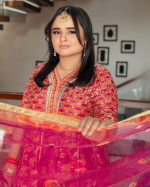 Faiza Saleem Instagram - Tum humko bhool na jaana.😏

👗: @amnaarshadofficial 
💄: @beenishparvez_official 
📸: @yellowjacketstudio 

#faizasaleem #ootd #amnaarshad #fashion #shoot #karachi #pakistan