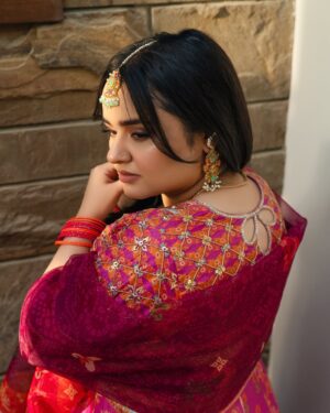 Faiza Saleem Instagram - Tum humko bhool na jaana.😏

👗: @amnaarshadofficial 
💄: @beenishparvez_official 
📸: @yellowjacketstudio 

#faizasaleem #ootd #amnaarshad #fashion #shoot #karachi #pakistan