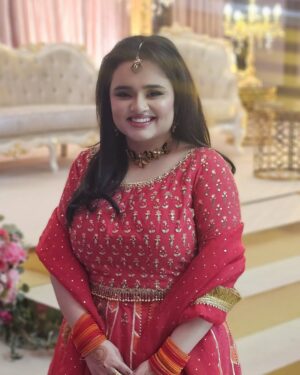 Faiza Saleem Instagram - Reuniting with family from all over the world for nephew’s wedding >>>>

Please say a prayer for my family. 🤲🏻

Event: Mehndi
Location: @grandsapphirelondon 
Makeup: @makeupbysamsabri 
Outfit: @mariyamdrizwan 

#faizasaleem #familyweddimg #london #cousins #pakistan #reunion #family