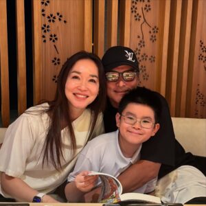 Fann Wong Instagram - 今天的空气里，到处都弥漫着甜蜜因子，有李老师在身边，每天都像在过情人节。回想起一起看过的日落，走过的街道，还有我们的Zed Zed ，都是爱情的美好见证🌈希望你我的爱都能像春日繁花，灿烂又长久 @aiainbaby