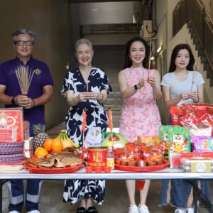 Fann Wong Instagram - 初九 开工拜拜🧧🎉 

@aiainbaby 
@honghuifang 
@catwalktaiwan 
@catwalkasia 
@cheekymiang 
@huiqinggg