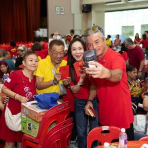 Fann Wong Instagram - A big shoutout to everyone who made my day extra special with your love and birthday vibes ❤️❤️❤️❤️@aiainbaby 我爱你❤️😝😚

@friendsofclassic Thank you for helping us create beautiful memories for our elders.

@zachleong Thank you once again for making my birthday celebration extra sweet! 

@fannaticfannclub 
@cgppersonnel
