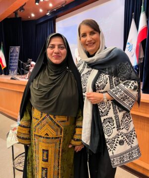 Fariba Kowsari Instagram - میدانی، هیچ فرمول خاصی در مورد اینکه چگونه زنی قوی 
باشیم وجود ندارد، دنیا به زنان قوی نیاز دارد
زنان قدرتمندی وجود دارند،
که مردان قوی را هدایت میکنند.
زنان قوی مانند الماس تحت فشار درخشان تر میشود
فقط میدانم قوی ترین زنان 
سخت ترین شبها را به صبح رسانده اند
و با طلوع آفتاب ، لباس قهرمانی به تن کرده اند
و به آدمها به رایگان حال خوش فروخته اند.
پ.ن همراه با خانم حمیرا ریگی مدیر عامل 
سازمان منطقه آزاد تجاری و صنعتی چابهار
#چابهار#سفر#منطقه آزاد#میراث فرهنگی#سیستان و بلوچستان#فریبا کوثری#بازیگر