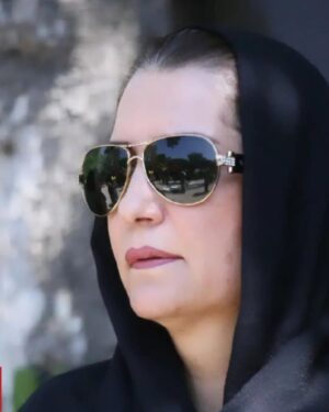 Fariba Kowsari Instagram - دلم یک زمستانه جانانه میخواهد
یک خیابان سفید،با برفی که یک ریز میبارد و شهری که 
ازهمیشه خواستنی تر میشود
شبیه روزگار خوبی که همه چیز، بوی دلخوشی میداد
زمانی که سردی هوابا گرمی روابط،رابطه ای مستقیم 
داشت وزندگی، در شریان زمان و زیر پوست یخ زده ی
شهر جریان داشت.
زمستان که میرسید،همدلی ها بیشتر و دلها صمیمی تر
میشد.هنوز مزه انار و آجیل شب نشینی آن روزگار و 
لبخندهایی که بی ریا و از اعماق دل بود، زیر دندان 
خاطراتم هست .
این روزها چقدر دور از همیم و برف نمیبارد!
تنها چیزی که برایمان مانده، خاطرات خوبیست که با
تداعیشان لبخند میزنیم کمی دلمان به بودنمان گرم 
میشود و «یک یادش بخیر ناگزیر» نثار حسرت هایمان 
میکنیم و به روال عادی زندگیمان برمیگردیم ………..
برای من  زمستانی آرزو کن که کوچه هایش پر برف باشد
مردمانش ساده، و خانه هایش گرم و بی ریا………..