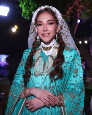 Fatima AlBanawi Instagram - أنزل بالسبابة على شاشة الجوال
الكل في أجمل رونق، آخر شياكة
هكذا هي الاحتفالات الوطنية
تجعل كل منّا عريس أو عروسة
احتفالات وطنية تملأ الأجواء بالألوان
لحظات فخر واعتزاز، لحظات إلهام
تجدد فينا الطموحات، ترسم الأحلام
وتحكي أجمل سير الأجداد
كل عام وبلادنا تشرق بالفخر
• • •
👗 
𝐏𝐡𝐨𝐭𝐨𝐬 𝐛𝐲: @leqaam @azharna_
𝐃𝐫𝐞𝐬𝐬: @reem_esailan
𝐌𝐚𝐤𝐞𝐮𝐩: @maha_makeup_00
• • •
#يوم_التأسيس 
#يوم_التأسيس_السعودي
#السعودية
#فاطمة_البنوي
