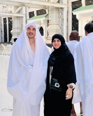 Fatima Effendi Instagram - Alhamdulillah, completed Umrah in 2024 – truly a blessed year. Words can’t describe the feeling of being called to the house of Allah. May Allah (SWT) grant everyone the opportunity to experience this beautiful journey ❤️

PS: Picture was taken post Umrah outside haram