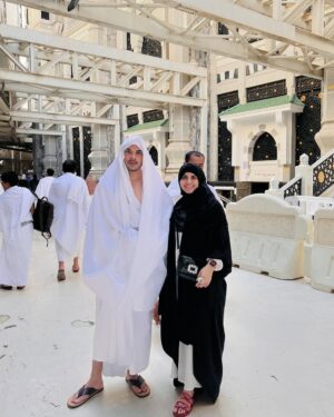 Fatima Effendi Instagram - Alhamdulillah, completed Umrah in 2024 – truly a blessed year. Words can’t describe the feeling of being called to the house of Allah. May Allah (SWT) grant everyone the opportunity to experience this beautiful journey ❤️

PS: Picture was taken post Umrah outside haram