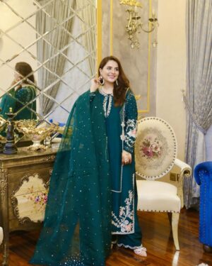 Fatima Effendi Instagram - Wearing Eid day 1 jora on day 3 because of garmi and gosht ke maslay 😂
Fit @khakaa.official 
Styled by @stylebykiranraza 
📸 @shahidmufti_official