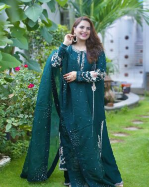 Fatima Effendi Instagram - Wearing Eid day 1 jora on day 3 because of garmi and gosht ke maslay 😂
Fit @khakaa.official 
Styled by @stylebykiranraza 
📸 @shahidmufti_official
