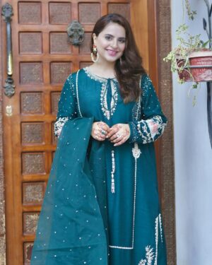 Fatima Effendi Instagram - Wearing Eid day 1 jora on day 3 because of garmi and gosht ke maslay 😂
Fit @khakaa.official 
Styled by @stylebykiranraza 
📸 @shahidmufti_official