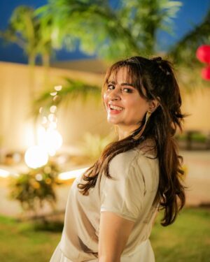 Fatima Effendi Instagram - Be a woman of substance in a world full of trends 💋🥂👠🧚‍♀️

📸 @weddingsbykhushnood