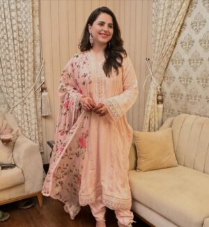 Fatima Effendi Instagram - Eid was busy so posting late!
Eid mubarak ❤️
Wearing @snowhofficial 
 👠 @blackbeiger