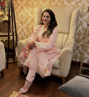 Fatima Effendi Instagram - Eid was busy so posting late!
Eid mubarak ❤️
Wearing @snowhofficial 
 👠 @blackbeiger