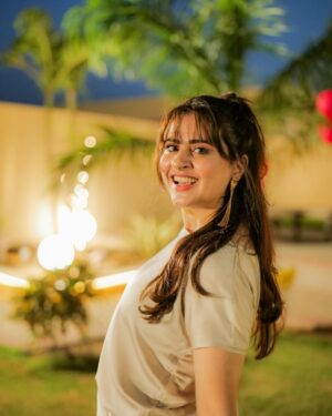 Fatima Effendi Instagram - Be a woman of substance in a world full of trends 💋🥂👠🧚‍♀️

📸 @weddingsbykhushnood