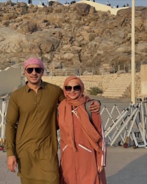 Fatima Effendi Instagram - Jabal al Rehma 🗻💕
Where Hazrat Adam (AS) and Bibi Hawwa met and were granted forgiveness by Allah SWT.

قَالَا رَبَّنَا ظَلَمْنَا أَنفُسَنَا وَإِن لَّمْ تَغْفِرْ لَنَا وَتَرْحَمْنَا لَنَكُونَنَّ مِنَ الْخَاسِرِينَ﴾
[ الأعراف: 23]

They said, "Our Lord, we have wronged ourselves, and if You do not forgive us and have mercy upon us, we will surely be among the losers."