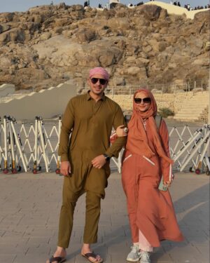 Fatima Effendi Instagram - Jabal al Rehma 🗻💕
Where Hazrat Adam (AS) and Bibi Hawwa met and were granted forgiveness by Allah SWT.

قَالَا رَبَّنَا ظَلَمْنَا أَنفُسَنَا وَإِن لَّمْ تَغْفِرْ لَنَا وَتَرْحَمْنَا لَنَكُونَنَّ مِنَ الْخَاسِرِينَ﴾
[ الأعراف: 23]

They said, "Our Lord, we have wronged ourselves, and if You do not forgive us and have mercy upon us, we will surely be among the losers."