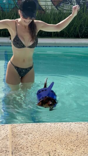Fernanda Metilli Instagram - No me molesten PORQUE SOY UN TIBURÓN 🦈 muy feroz ! #pantuflas 
.
No voy a discutir nada al respecto. Es un tiburón 🦈 
.
(Miren a Honorio cómo festeja en el final )