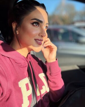 Fiza Ali Instagram - Sunshine on my face, happiness in my heart #PlayOutside #fizaali