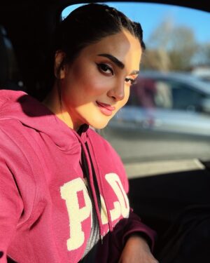 Fiza Ali Instagram - Sunshine on my face, happiness in my heart #PlayOutside #fizaali
