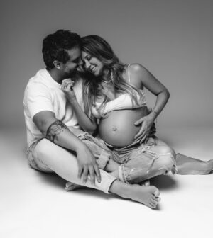 Flaviana Seeling Instagram - Feliz día del amor en todas sus formas 😍!!! Amor de pareja , amor de familia , amor propio, amor a los demás , amor por nuestros hijos , amor de amigos , a nuestros animalitos y los enamorados de la vida !!!! 
Un día para nosotros Especial!!! @orlando_carmona eres mi vida entera, gracias 🙏🏼 por tu amor incondicional ❤️, por amar nuestra familia , por apoyarme en cada proyecto , por trabajar juntos por nuestros sueños y metas , por ser este hombre luchador que da todo por nosotros !!! Vamos por más , vamos por este hijo amado , vamos por ayudar a mucha gente lograr sus propósitos !!!! 

Fotos @darwin.burdiles 

Feliz día mi gente hermosa !!!! ❤️‍🔥❤️❤️‍🔥❤️❤️‍🔥❤️❤️‍🔥❤️