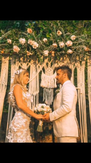 Flaviana Seeling Instagram - “ HOY estamos de cumple 🎉 de matrimonio !!! Estos años a tu lado son los mejores de mi vida !!! Gracias 🙏🏼 por tanto mi amor !!! Soy feliz y agradecida de nuestra familia ! “ Fla

“Recordando uno de los días más lindos de mi vida ! Los años más maravillosos viviendo en esta familia que me regalaste y crece hoy con nuestro bebé ! 👶 te amo “ Orly 

Vestido @nicolettavalentina