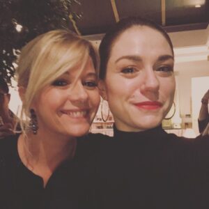 Flavie Flament Instagram - Émilie…
T’ai-je assez répété combien te voir interpréter mes orages dans La Consolation m’avait bouleversée? Tu avais pris le paquet de chagrin avec tant de délicatesse que nos rires avaient fini par l’emporter.
Et cette robe à fleurs rouges que tu portais par cette chaude nuit d’été en Corse, t’ai-je dit à quel point elle t’allait bien? 
Putain, je pensais qu’il nous restait encore un peu de temps. 
Repose-toi, « merveille », comme tu disais souvent. 
❤️