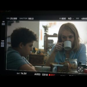 Flavie Flament Instagram - Émilie…
T’ai-je assez répété combien te voir interpréter mes orages dans La Consolation m’avait bouleversée? Tu avais pris le paquet de chagrin avec tant de délicatesse que nos rires avaient fini par l’emporter.
Et cette robe à fleurs rouges que tu portais par cette chaude nuit d’été en Corse, t’ai-je dit à quel point elle t’allait bien? 
Putain, je pensais qu’il nous restait encore un peu de temps. 
Repose-toi, « merveille », comme tu disais souvent. 
❤️