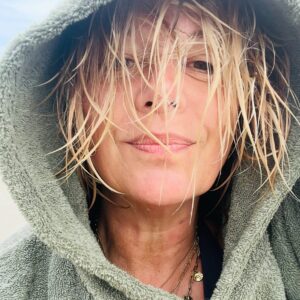 Flavie Flament Instagram - Plus d’artifices. Plus de maquillage. 
Un jour, @pamelaanderson a fait tomber le masque. Et avec lui, la condescendance et les jugements à l’emporte-pièce. 
Comme si un regard smoky et une bouche framboise suffisaient à définir la palette d’une personnalité, comme si la circonférence d’une poitrine siliconée était inversement proportionnelle à celle d’un cerveau, d’une culture, comme si l’étroitesse d’une jupe révélait celle d’un talent ou d’une appétence. 
Alors je m’interroge: fardée et coiffée dès potron-minet pour trois heures de direct quotidien, je ne sais parfois plus vraiment qui je suis, ou plutôt, qui je donne à voir. 
La même, assurément, que celle sur ces photos. 
Et pourtant…
Regardons plus grand. Plus vrai. 
Méfions nous de nos petites lucarnes🩵
