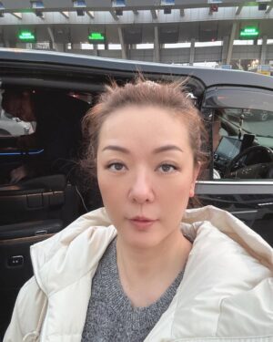 Florence Kwok Instagram - #計劃趕不上變化
上星期去佛山，諗住播完一場就返杭州
今日又返咗香港，再做多一場
同埋
今年開春
做咗body check同婦檢
冇大礙
但發現左耳有耳垢
今天找耳鼻喉專科把它取出來
看見實物，嚇我一跳
脫口而出：乜我咁污糟咩！
醫生解釋俾我聽
有機會係我用棉簽清潔耳仔嘅時候
唔小心將啲耳垢隊咗入去 
佢叫我以後用棉簽清潔耳仔的時候
唔好係咁new
輕輕按壓便好了
#所以好想同你哋share記住每年驗身
#愛自己很重要 ❤️