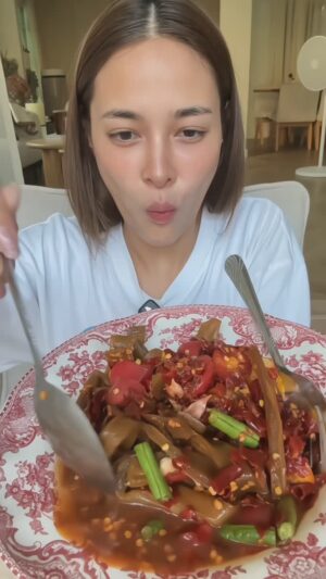 Fonthip Watcharatrakul Instagram - มื้อแรก ครั้งแรก กับ ส้มตำปูปลาร้าผักก๊งฉ่าย !!!!!!!