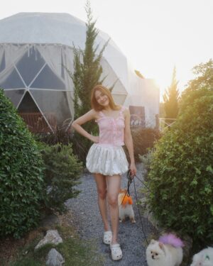 Fonthip Watcharatrakul Instagram - @ohlalaglamping  มากี่ครั้งประทับใจเสมอ 1.#petfriendly 2.บริการดี 3.ห้องพักน่ารักมากก 4.ถ่ายรูปสวยทุกมุมเลยยย 5.ตอนนี้อากาศดีมากกก แต่ตอนนี้ไม่รู้ว่าชอบสถานที่ หรือชอบคนข้างๆอ่ะค่ะ🤪