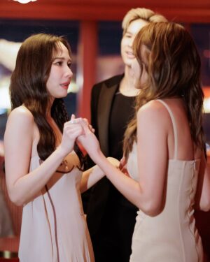 Fonthip Watcharatrakul Instagram - สุขสันต์วันเกิดพี่สาวสุดที่รักของน้องนะค้าาา @aum_patchrapa หนูขอบคุณพี่สำหรับทุกๆความรัก ความจริงใจ ความช่วยเหลือ ความห่วงใยทุกๆอย่างที่พี่มีให้หนู หนูโชคดีที่มีพี่ในชีวิตมากๆเลย ไม่ว่าจะเป็นช่วงที่แย่ มีเรื่องที่ไม่สบายใจ หรือเป็นทุกข์ใจ พี่จะปลอบหนู เข้าใจหนู ไม่สบายใจไปกับหนูด้วย พี่ซัพพอร์ต เป็นกำลังใจให้หนูทุกเรื่องเลย พี่เป็นคนที่จิตใจดีมากกๆ ไม่แปลกเลยที่ใครๆก็รักพี่ ไม่ใช่เพราะชื่อเสียง หรือความเป็นซุปตาร์ แต่พี่มีเมตตาให้คนรอบข้างเสมอเลย หนูขอให้ความดีของพี่ปกป้องพี่ในทุกๆวัน ขอให้พี่มีแต่คนรอบข้างที่น่ารักและใจดี แบบที่พี่ใจดีกับคนอื่นเสมอเลยนะค้าา แม้จะคนละความเชื่อ แต่พี่อยู่ในการอธิษฐานอวยพรของหนูเสมอ หนูขอให้พี่มีความสุข มีรอยยิ้ม มีเสียงหัวเราะแบบนี้ไปทุกวันเลยยย ขอพระเจ้าอวยพรพี่ในทุกวัน รักกพี่มากๆค่าา ❤️