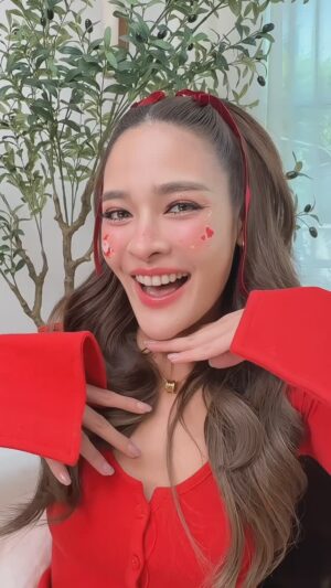 Fonthip Watcharatrakul Instagram - จากดาราสู่ผู้ประสบภัย 😂 #merrychristmas #merrychristmasmakeup #เป๊ะกะปุ๊ก  #ปุ๊กลุกป้ายยา #แต่งหน้ากะปุ๊กลุก #รีวิวบิวตี้ #แต่งหน้า #ป้ายยา  #ปุ๊กลุกฝนทิพย์ #pooklook_fonthip  #pooklookfonthip #makeup #เทคนิค #review #beauty #beautytips #brautyhacks #makeuptutorial