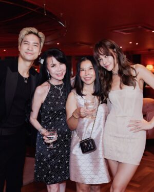 Fonthip Watcharatrakul Instagram - สุขสันต์วันเกิดพี่สาวสุดที่รักของน้องนะค้าาา @aum_patchrapa หนูขอบคุณพี่สำหรับทุกๆความรัก ความจริงใจ ความช่วยเหลือ ความห่วงใยทุกๆอย่างที่พี่มีให้หนู หนูโชคดีที่มีพี่ในชีวิตมากๆเลย ไม่ว่าจะเป็นช่วงที่แย่ มีเรื่องที่ไม่สบายใจ หรือเป็นทุกข์ใจ พี่จะปลอบหนู เข้าใจหนู ไม่สบายใจไปกับหนูด้วย พี่ซัพพอร์ต เป็นกำลังใจให้หนูทุกเรื่องเลย พี่เป็นคนที่จิตใจดีมากกๆ ไม่แปลกเลยที่ใครๆก็รักพี่ ไม่ใช่เพราะชื่อเสียง หรือความเป็นซุปตาร์ แต่พี่มีเมตตาให้คนรอบข้างเสมอเลย หนูขอให้ความดีของพี่ปกป้องพี่ในทุกๆวัน ขอให้พี่มีแต่คนรอบข้างที่น่ารักและใจดี แบบที่พี่ใจดีกับคนอื่นเสมอเลยนะค้าา แม้จะคนละความเชื่อ แต่พี่อยู่ในการอธิษฐานอวยพรของหนูเสมอ หนูขอให้พี่มีความสุข มีรอยยิ้ม มีเสียงหัวเราะแบบนี้ไปทุกวันเลยยย ขอพระเจ้าอวยพรพี่ในทุกวัน รักกพี่มากๆค่าา ❤️